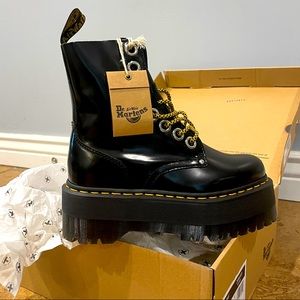 Dr Martens Jadon Max Black NWT